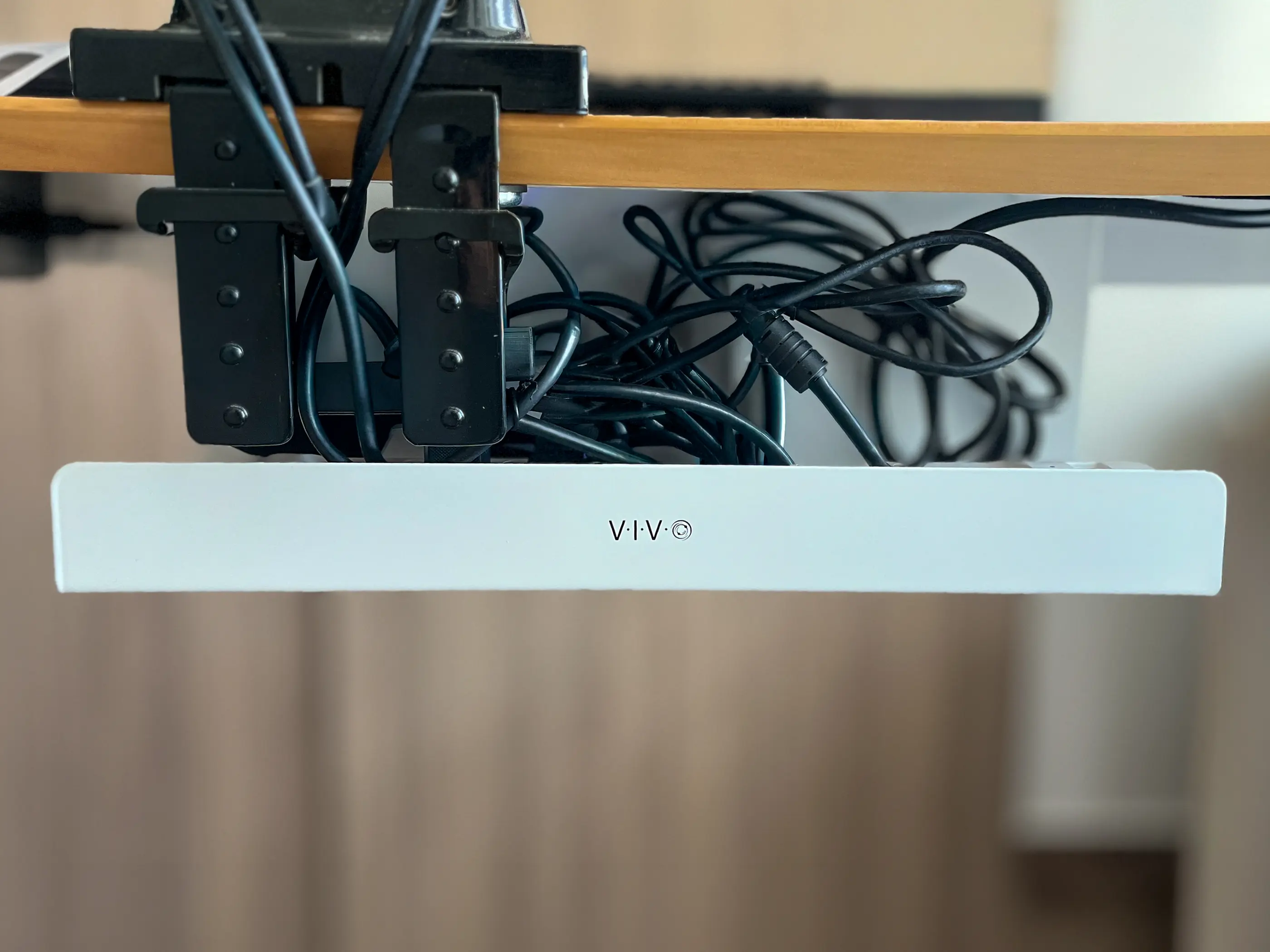 Bandeja metálica bajo escritorio para organizar cables