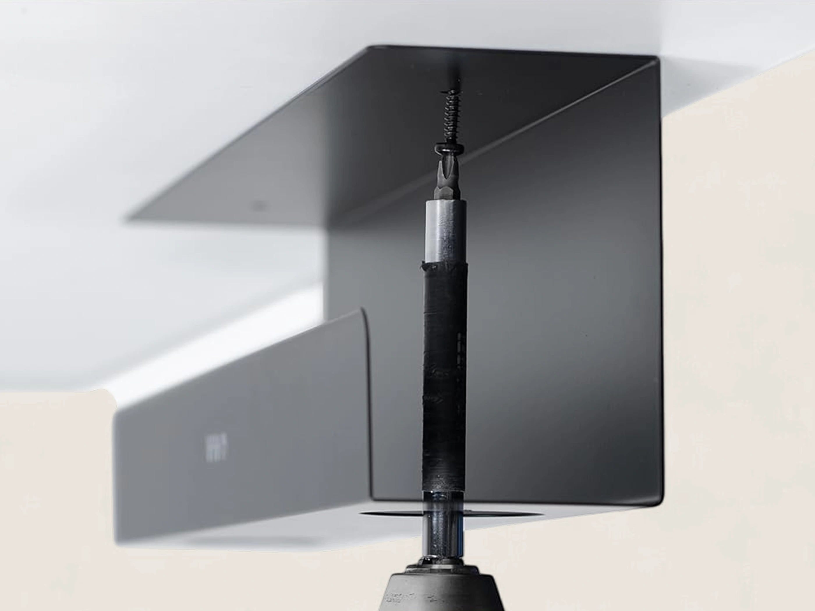 Instalación Bandeja bajo escritorio para ordenar cables y regletas