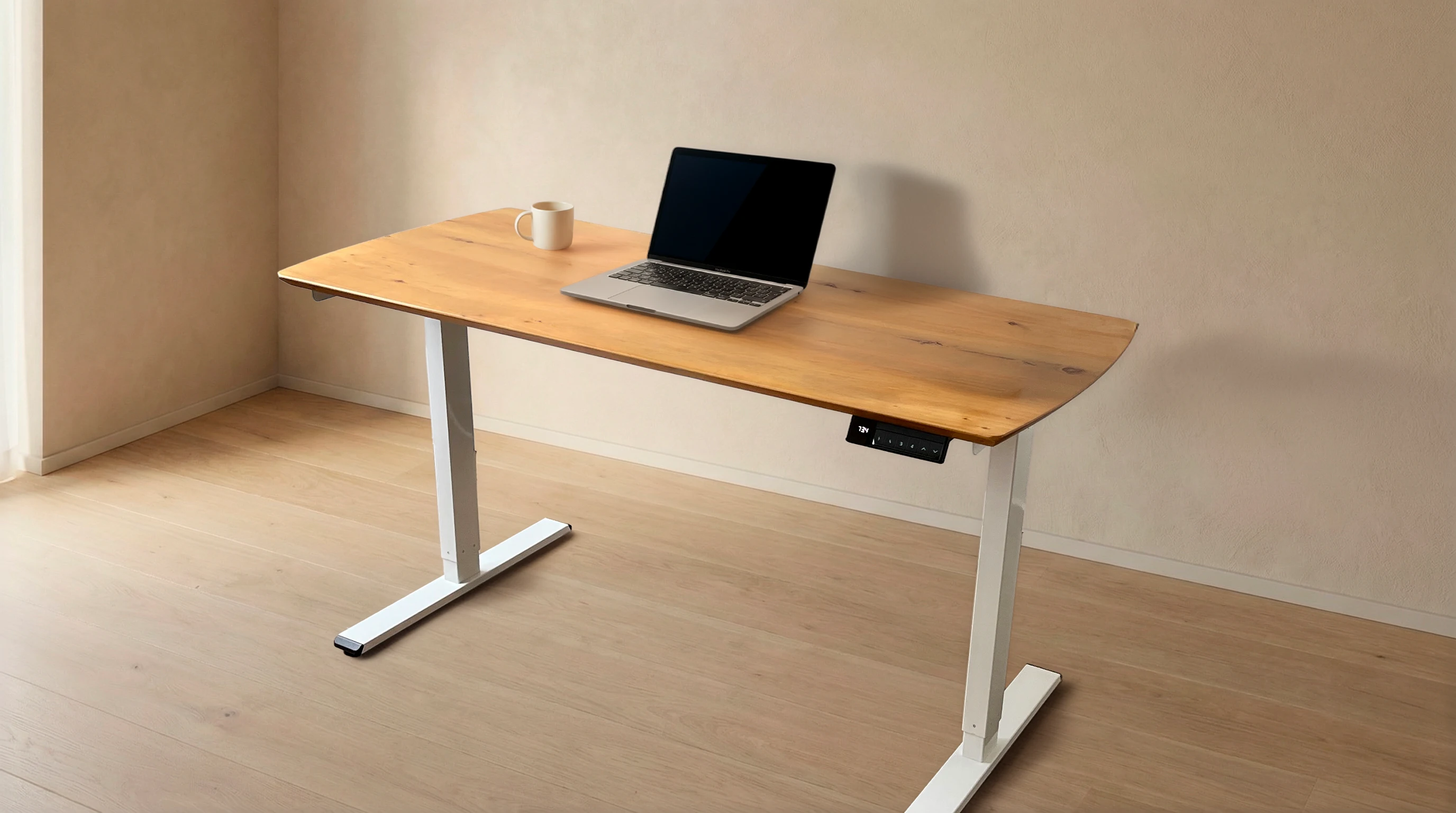Escritorio de madera natural de pino ciprés en espacio de trabajo moderno