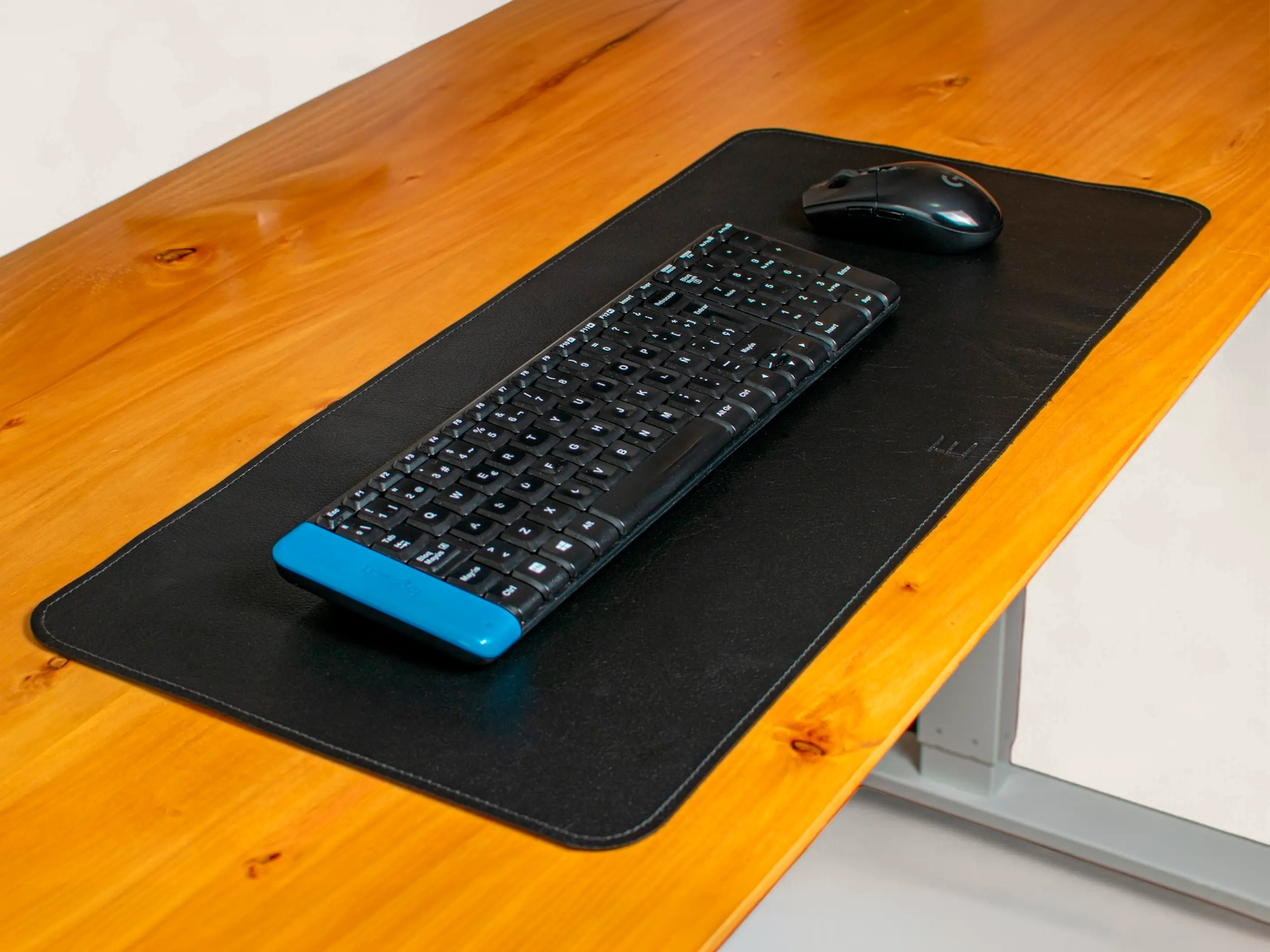 Tapete de escritorio Nexo sobre una mesa de trabajo